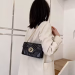 Black leather handbag with gold chain - Image 4
