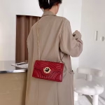Black leather handbag with gold chain - Image 2