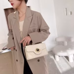 Black leather handbag with gold chain - Image 3