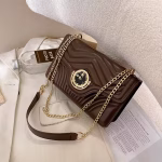 Black leather handbag with gold chain - Image 6