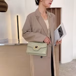 Black leather handbag with gold chain - Image 5